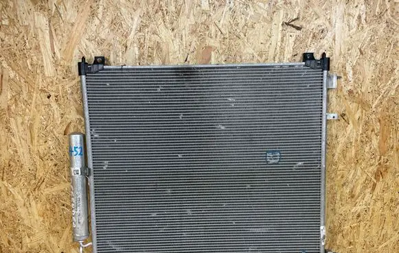 Land Rover Defender Coolant radiator FPLA-19C600-AD