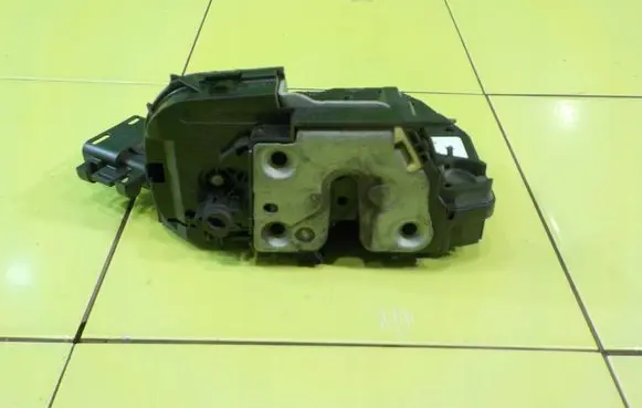 Renault Trafic III (X82) Front door lock 41737211 XP194