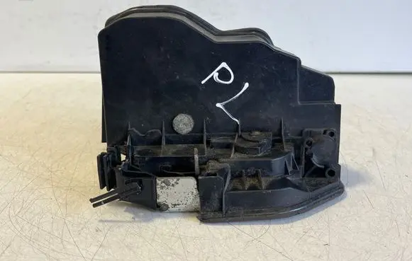 BMW X3 F25 Front door lock 7318423