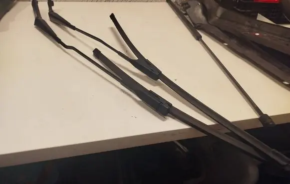 Audi A4 S4 B8 8K Front wiper blade arm 8K2955408 8K2955407