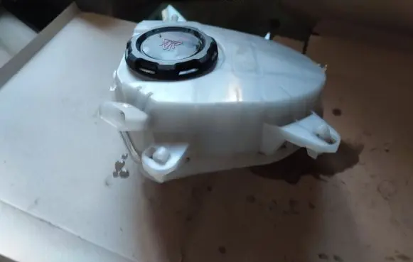 Volkswagen Golf VIII Coolant expansion tank/reservoir 5WA121407F
