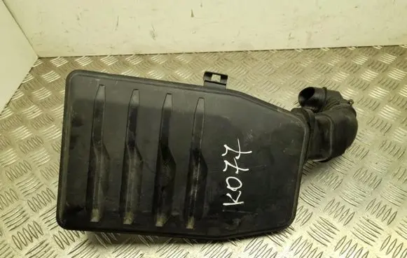 Volkswagen Polo VI Intake resonator 05C129951