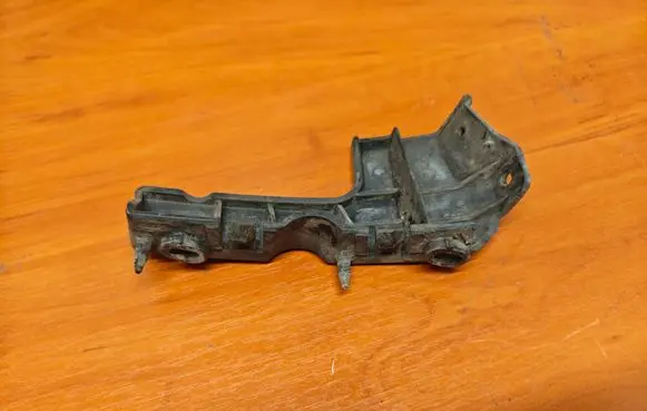 Audi A4 S4 B7 8E 8H Front bumper mounting bracket 8L0807284
