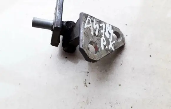 Volkswagen Jetta V Front door upper hinge