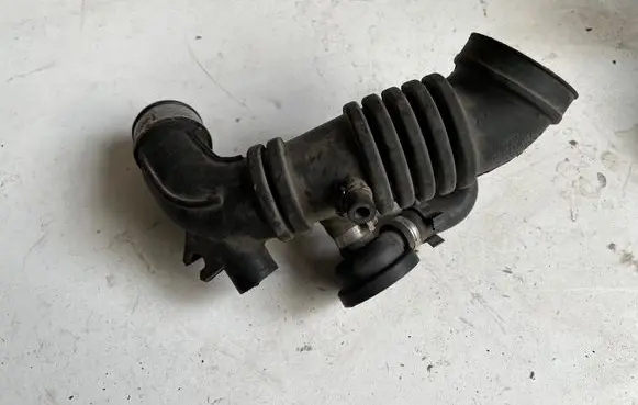 Coolant pipe/hose
