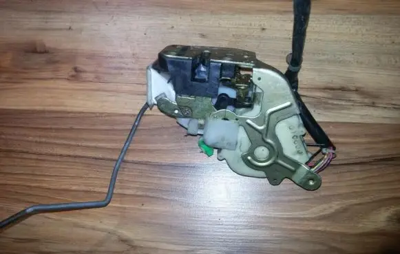 Mazda 626 Front door lock 010830