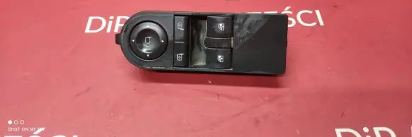 Opel Zafira B Electric window control switch 13228706