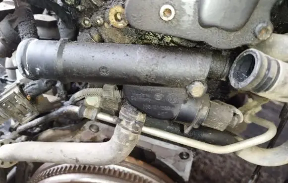 Volkswagen PASSAT B6 Engine coolant pipe/hose 038121132D