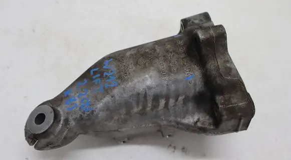 Mercedes-Benz E W212 Engine mounting bracket A6512233504