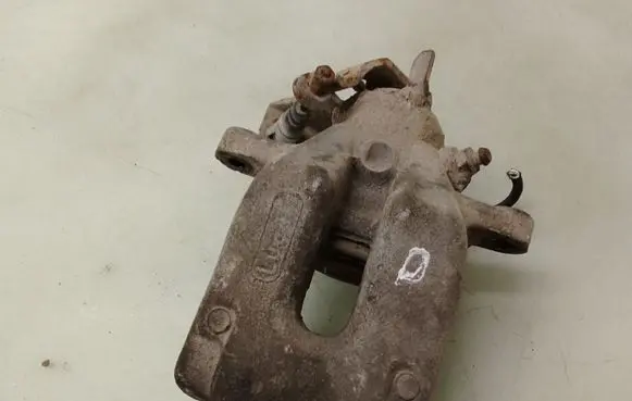 Opel Zafira A Rear brake caliper