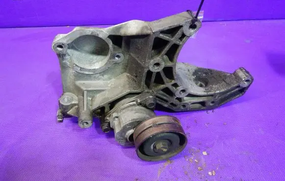 Chevrolet Evanda A/C compressor mount bracket 96184912