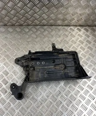 Volkswagen PASSAT B8 Battery tray 5Q0915321J