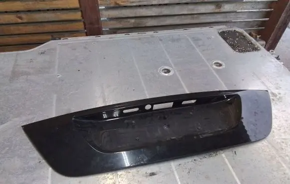 Mercedes-Benz E AMG W211 Tailgate trim 2117500237