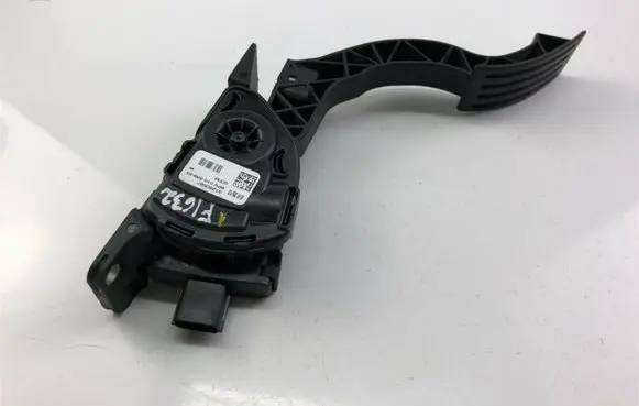 Volvo V40 Accelerator throttle pedal 31280597 F1632