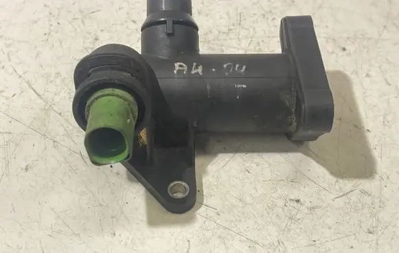 Audi A4 S4 B5 8D Thermostat housing 058121133B