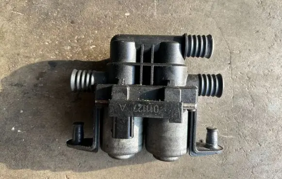BMW 5 E39 Coolant heater control valve 64128374995 1147412137