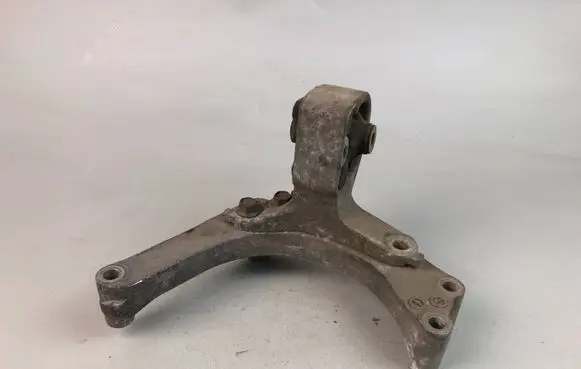 Subaru Legacy Engine mounting bracket