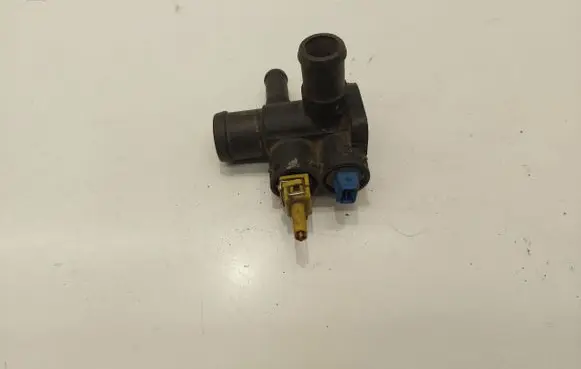 Volkswagen Golf II Engine coolant pipe/hose 037121133C