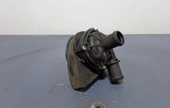 Volkswagen PASSAT B8 Water pump 2Q0965561
