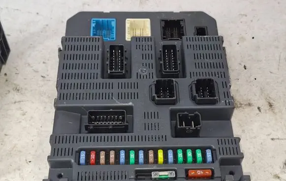 Peugeot 308 Fuse module 9663798480 2818625070308