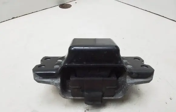Volkswagen Touran I Engine mount bracket 1K0199555