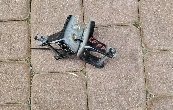 Opel Corsa F Front door lower hinge OPELCZESCI.com-E70