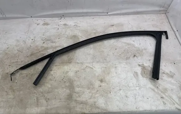 Peugeot 308 Front door glass trim molding 9835342380
