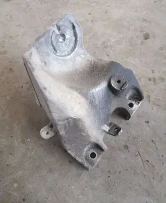 Engine mounting bracket