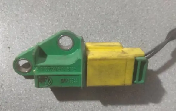 Volkswagen Golf V Airbag deployment crash/impact sensor 1K0909606C 77987215