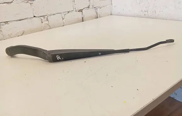 Mitsubishi Grandis Front wiper blade arm