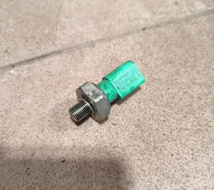 Volkswagen Golf VII Oil pressure sensor 04L919081