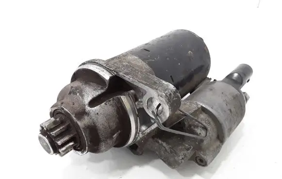 Volkswagen Golf V Starter motor 021911023M