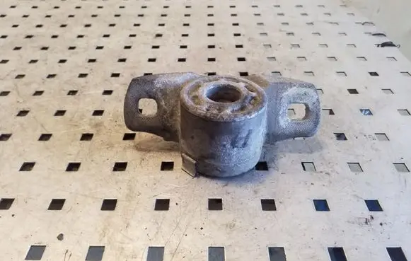 Peugeot 3008 I Front shock absorber mounting bracket 