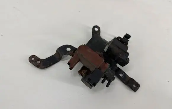 Ford Kuga I Turbo solenoid valve 6G9Q9E882CA