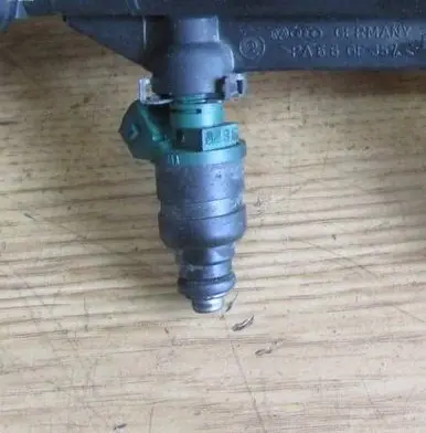 Volkswagen Golf IV Fuel injector 037906031AA