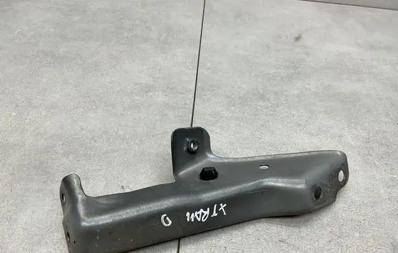 Nissan X-Trail T32 Fender mounting bracket 