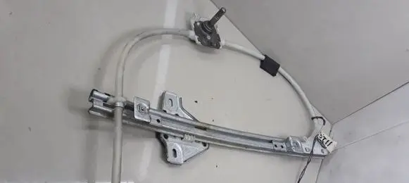 Rear door manual window regulator