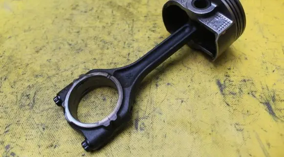 Mitsubishi Outlander Piston with connecting rod 4J11