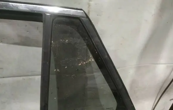 Toyota Avensis T270 Rear vent window glass 