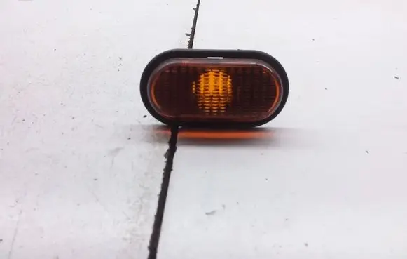 Opel Vivaro Front fender indicator light 7700847333