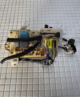 Toyota Corolla Verso E121 Fuse module 892210F010 3000612603 06042023483602