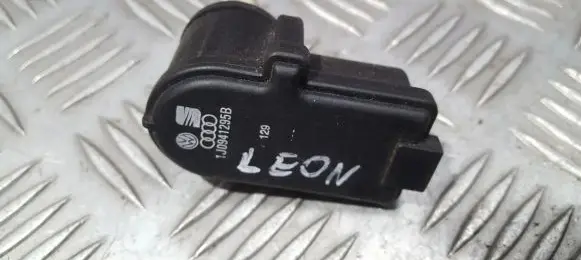 Volkswagen Golf IV Headlight level adjustment motor 1J0941295B
