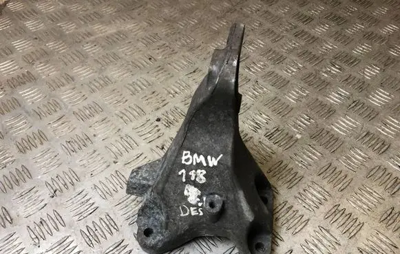 Engine mounting bracket