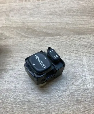 Toyota Yaris Wing mirror switch 183574
