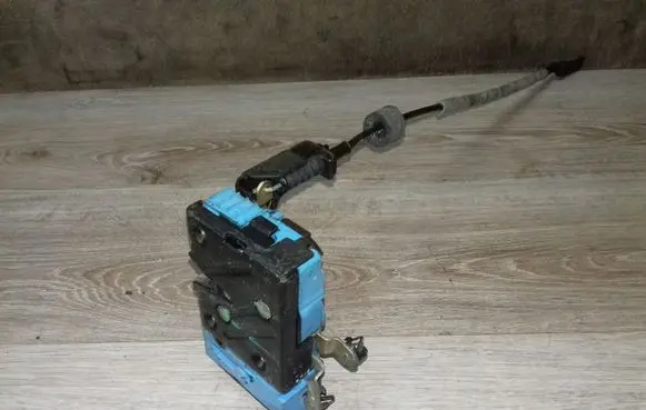 Volvo S60 Front door lock