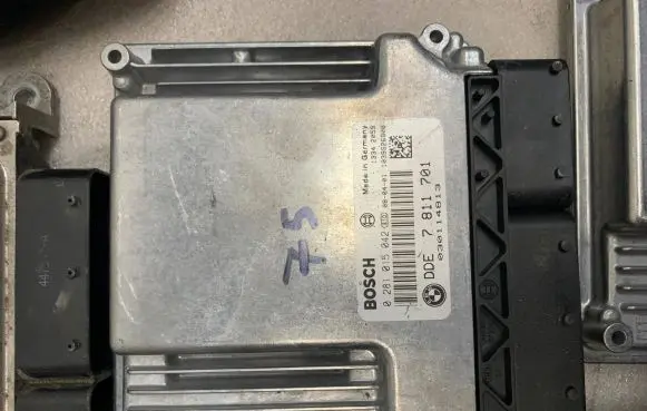 BMW 1 E81 E87 Engine control unit/module 7811701 0281015042