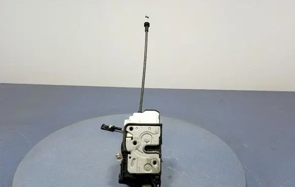 Volvo V40 Front door lock 31440389