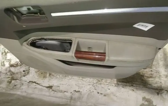 Chrysler 300 - 300C Front door card panel trim