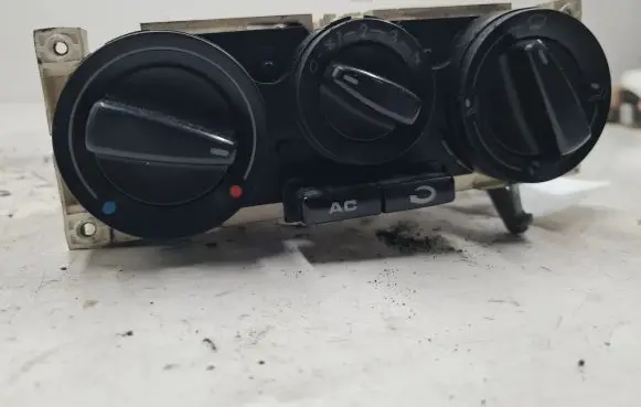 Volkswagen PASSAT B5 Climate control unit 1J0820045E