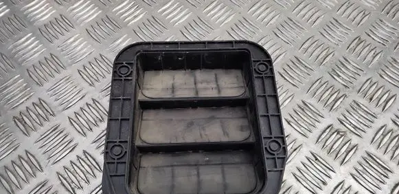 Quarter panel pressure vent